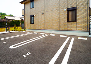 アパートの横にある駐車場の写真